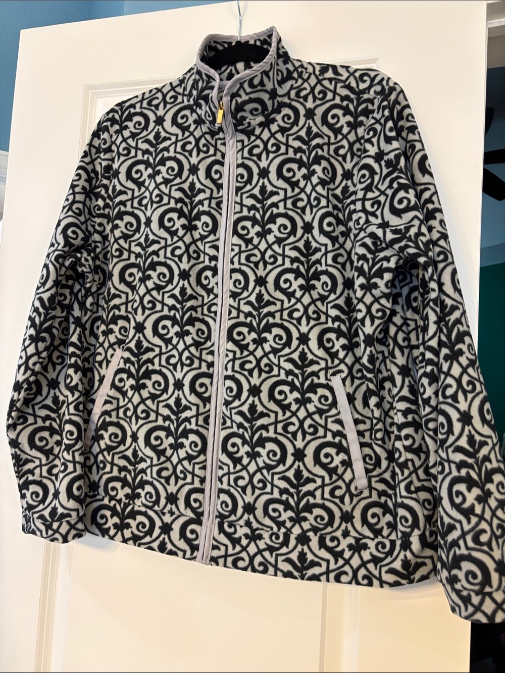 Liz Claiborne Black & Gray Patterned Fleece Jacket